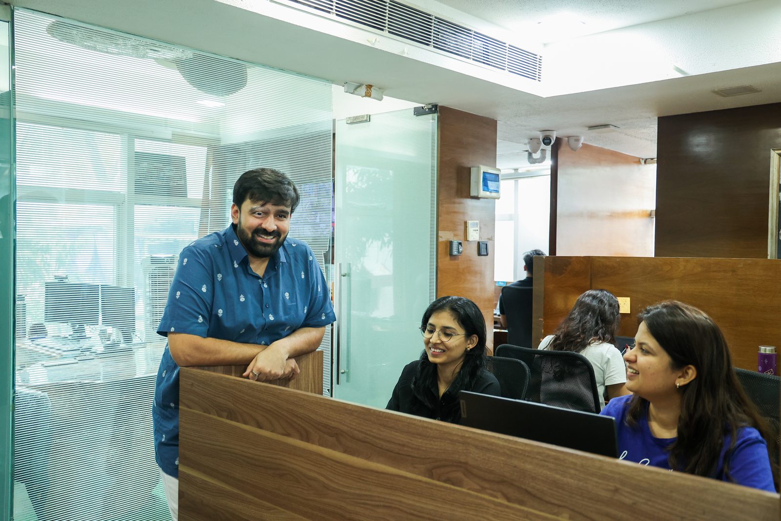 El equipo de MarketinCrew en la oficina de Bombay