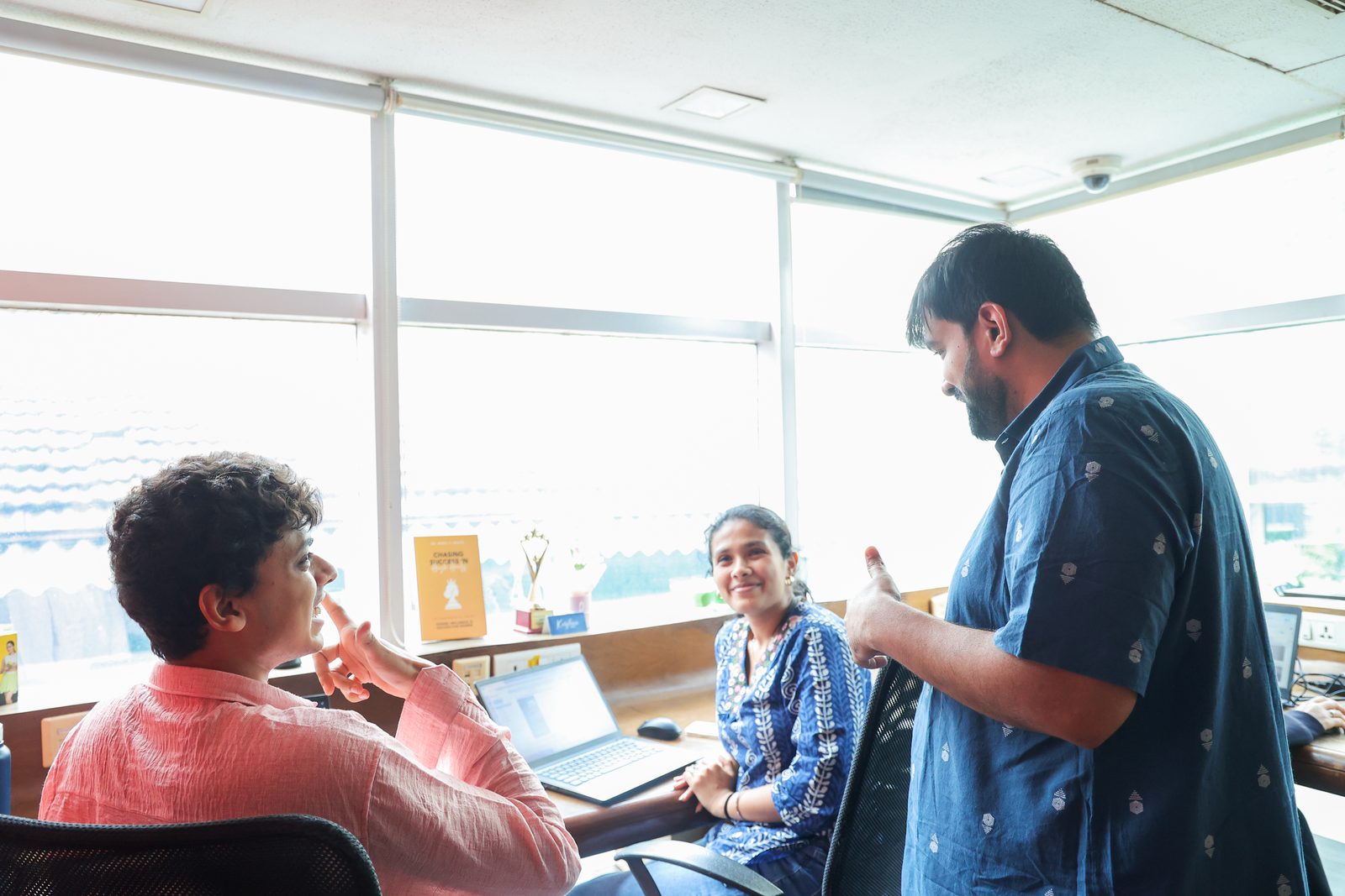 El equipo de MarketinCrew revisando el trabajo de un cliente